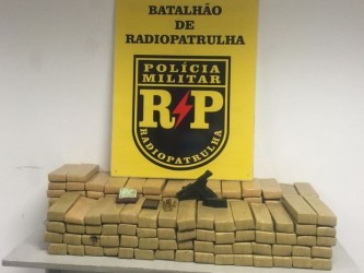 Material apreendido estava escondido dentro do veículo (Foto: Radiopatrulha/Divulgação)