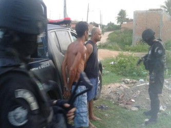 Suspeitos são presos em Propriá (Foto: Amós Menezes)