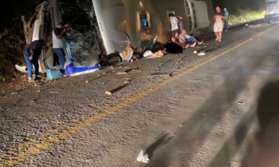 TRAGÉDIA - Ônibus que seguia para Brumado (BA) tomba na BR-423 e deixa mais vários mortos e feridos no Agreste de Pernambuco - Ozildo Alves