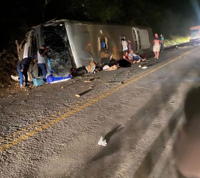 TRAGÉDIA - Ônibus que seguia para Brumado (BA) tomba na BR-423 e deixa mais vários mortos e feridos no Agreste de Pernambuco - Ozildo Alves