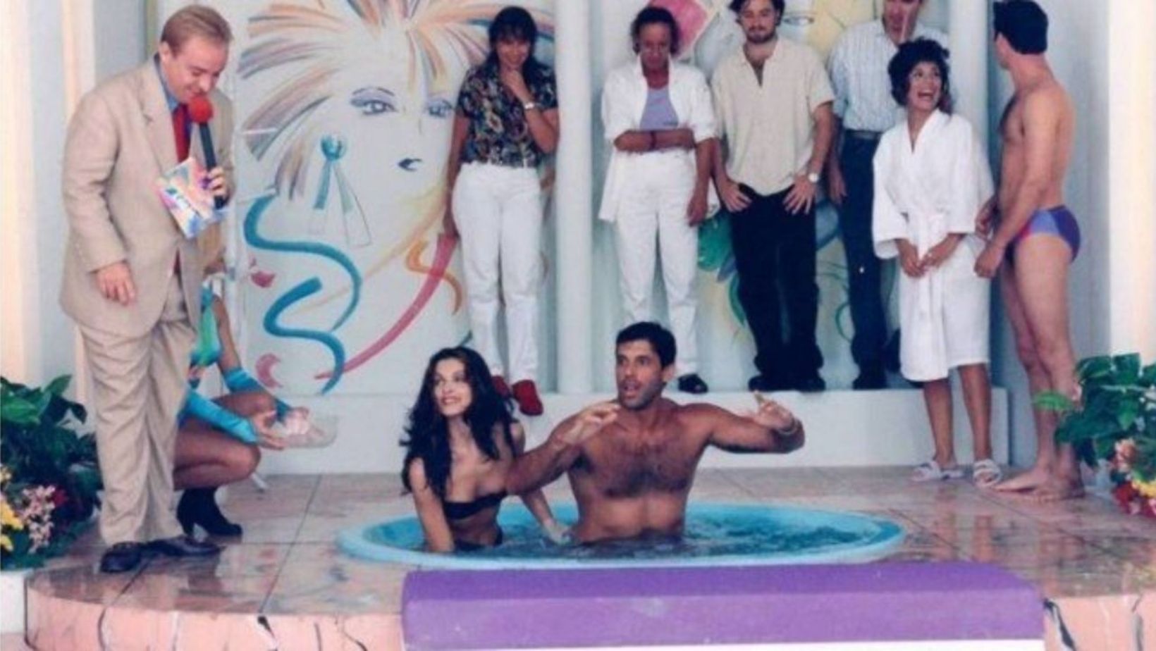 Ex-Banheira do Gugu recria famoso quadro do programa em vídeo para adultos; veja!