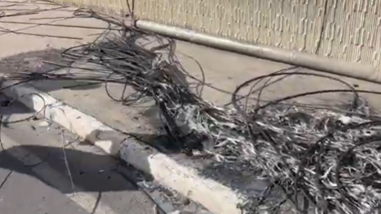 Cabelos se estendem pela calçada, forçando pedestres a andar na rua.