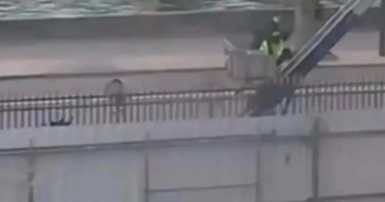 Böcker utiliza roubo no Louvre para divulgar elevador Agilo