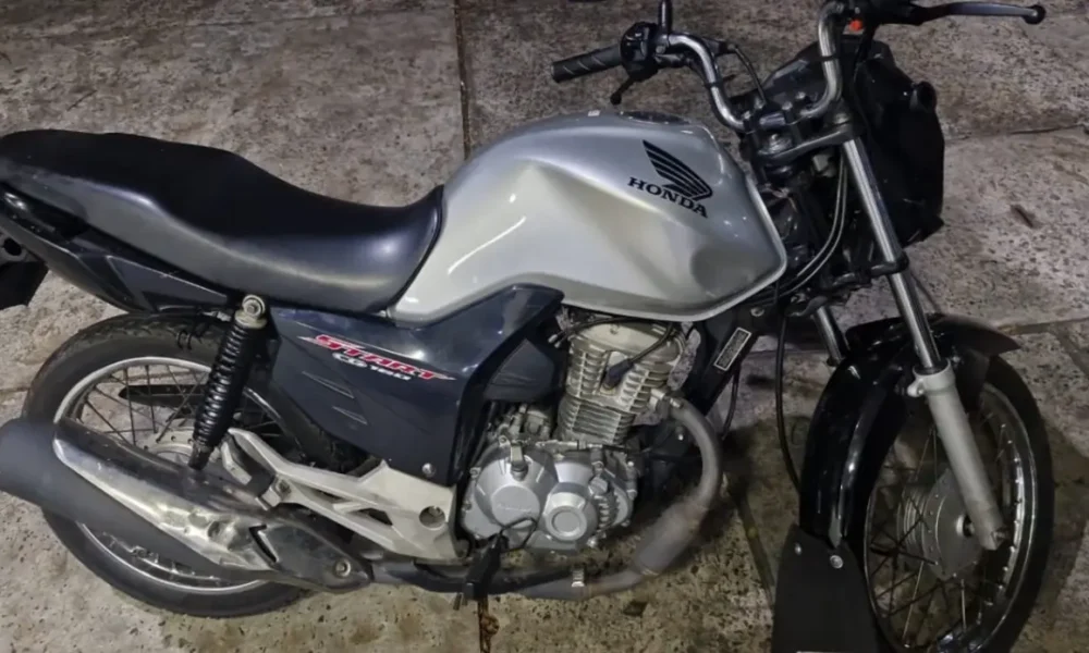 PM recupera motocicleta com restrição de furto e apreende adolescente em Periperi.