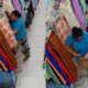 Mulher rouba dois itens de cama em loja de São Felipe, na Bahia.
