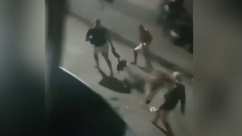 Mulher de 60 anos falece após invasão de sua casa durante disputa entre facções no Rio.