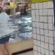 Conflito entre cliente e funcionária de padaria resulta em batalha de alimentos e ofensas.