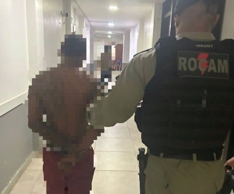 Mulher sofre crise epiléptica após agressão do padrasto; suspeito é detido.