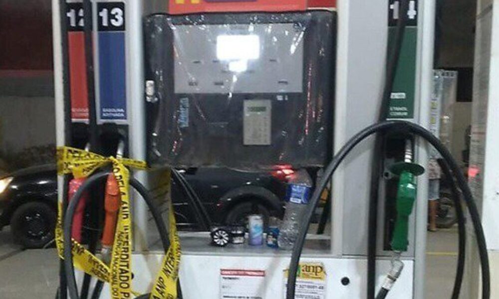 Fiscalização descobre esquema para fraudar consumidores em postos de combustíveis na Bahia.