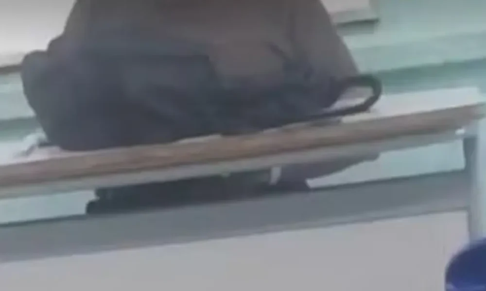 Professor é acusado de se masturbar diante de estudantes em Fortaleza.