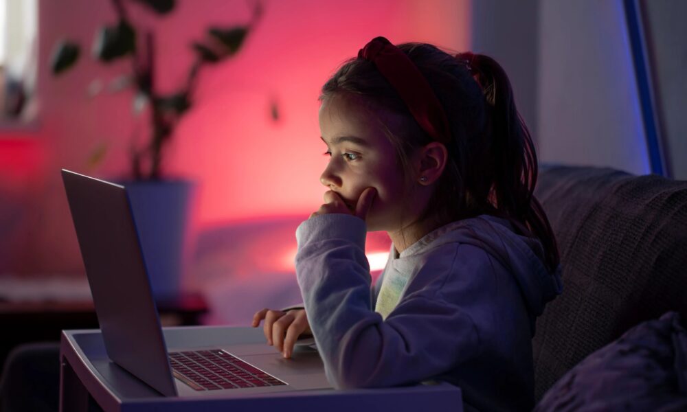 Nova ferramenta promete bloquear automaticamente conteúdo adulto e garantir a segurança das crianças online; descubra qual é.