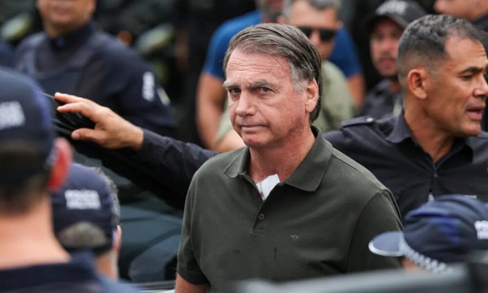Bolsonaro participa de audiência de custódia crucial após sua detenção.