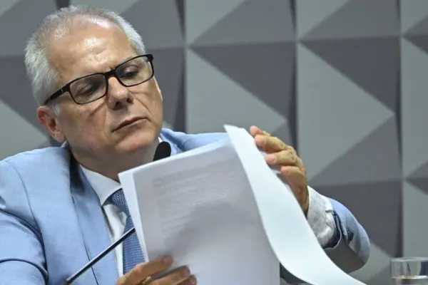 Ex-presidente do INSS é detido pela PF em ação contra descontos irregulares.