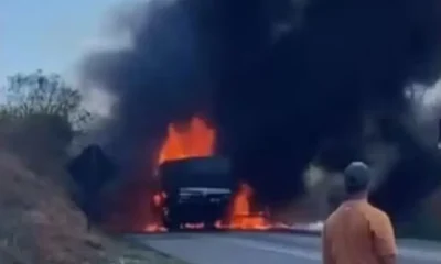 Duas carretas inflamam após acidente na BR-116 em Vitória da Conquista.