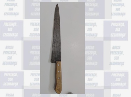 Homem é preso após atacar vítima com faca em via pública.