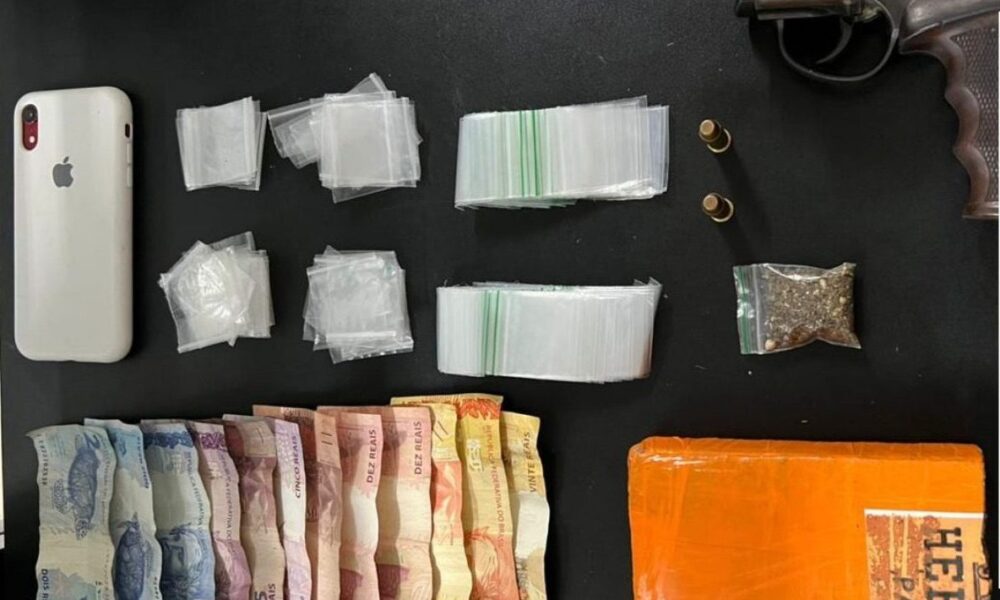 Polícia Militar confisca arma e entorpecentes durante fiscalização no centro de Paulo Afonso.