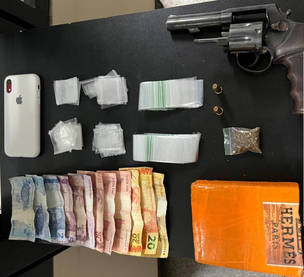 Polícia Militar confisca arma e entorpecentes durante fiscalização no centro de Paulo Afonso.