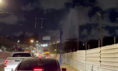 Fuga de água de adutora causa "chuva" em Bebedouro, Maceió.