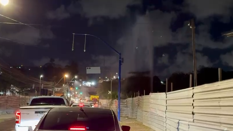 Fuga de água de adutora causa "chuva" em Bebedouro, Maceió.