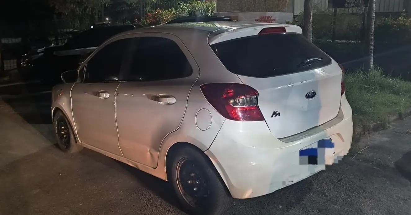 Veículo furtado é encontrado em Salvador e casal é detido.