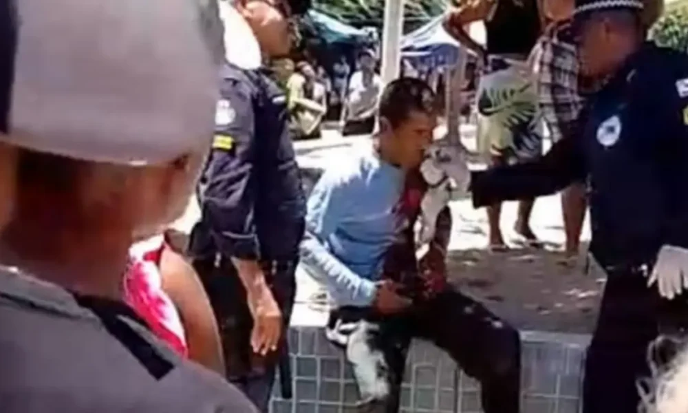 Homem machucado após desentendimento entre irmãos.