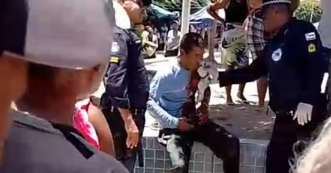 Homem machucado após desentendimento entre irmãos.