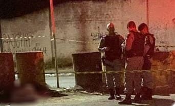 Pessoa alvo de ataque a tiros no Farol estava em moto de aplicativo; motorista saiu sem ferimentos.