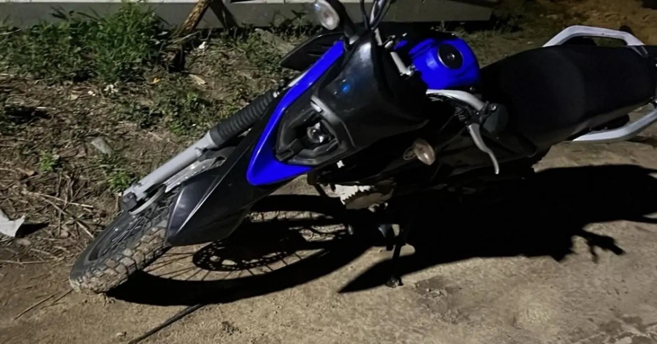 Motocicleta modificada ilegalmente é confiscada na BR-367 em Porto Seguro.