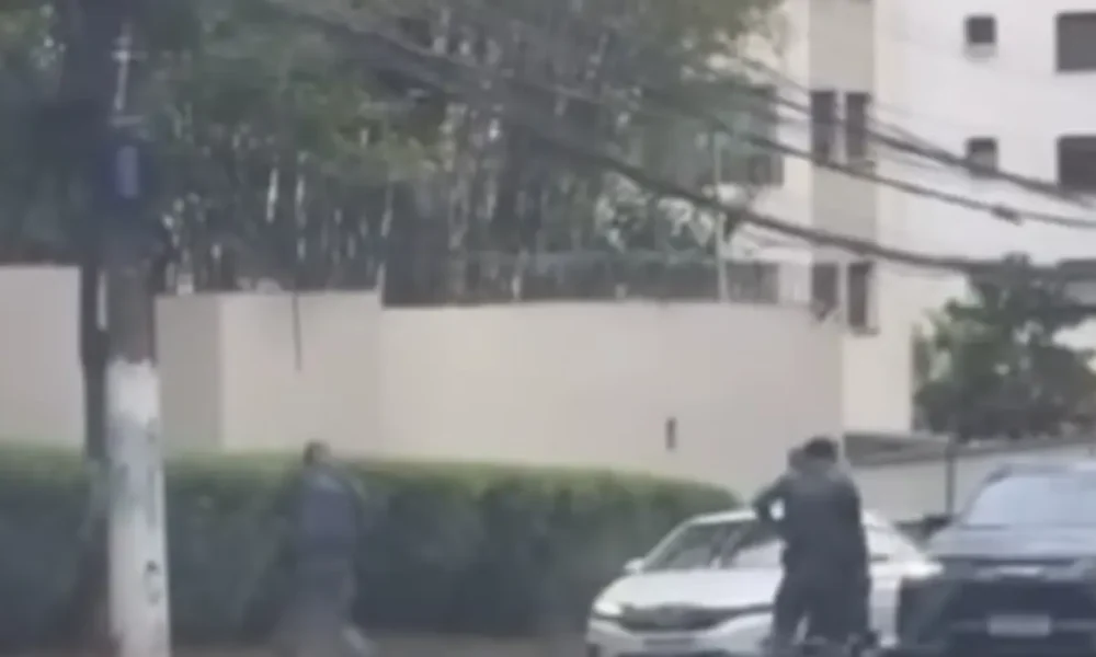 PM de São Paulo elimina dois homens que abordavam motoristas no trânsito.
