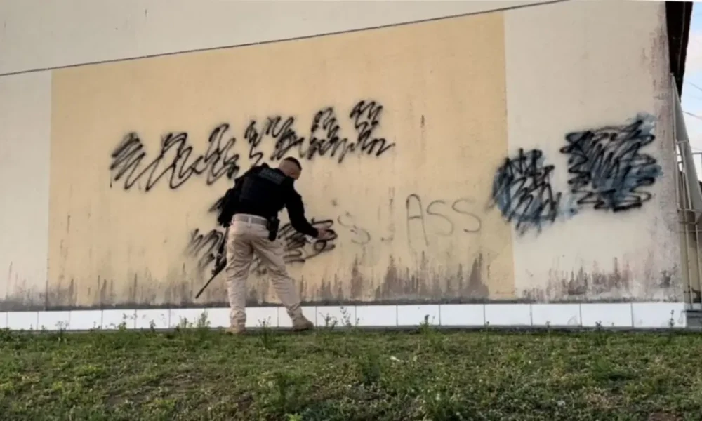 Polícia Civil da Bahia elimina grafites de facções em Feira de Santana.