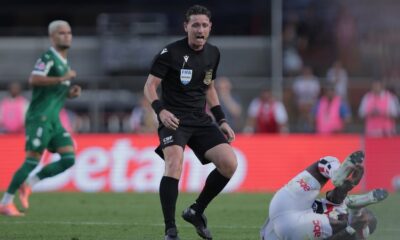 Árbitro e responsável pelo VAR recebem suspensão de 40 dias devido a falhas em clássico do futebol paulista.
