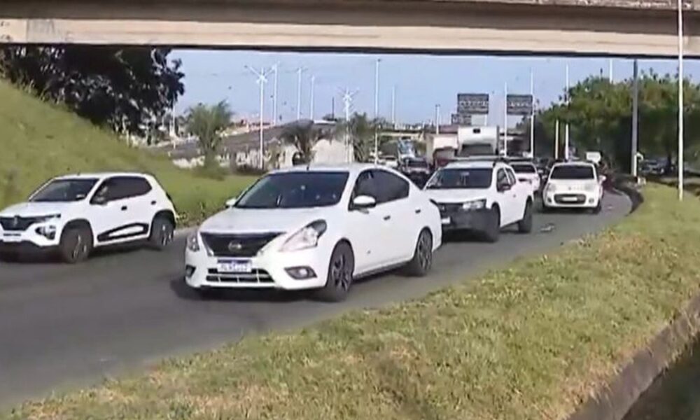 Motociclista perde o controle, colide com meio-fio e morre ao cair de um viaduto em São Cristóvão.