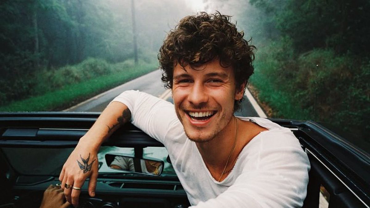 Shawn Mendes faz visita a um terreiro na Bahia com Ivete Sangalo e se torna um fenômeno nas redes sociais; confira a imagem.