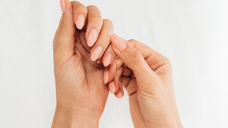 É seguro usar esmalte em gel? Verifique a presença de substâncias proibidas pela Anvisa.
