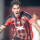 Vitória derrota o Internacional por 1 a 0 e sai temporariamente da zona de rebaixamento.
