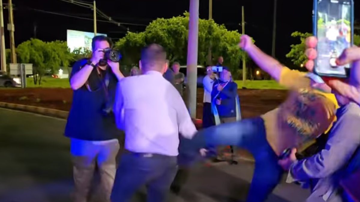 A vigilância dos apoiadores de Bolsonaro culmina em tumulto.