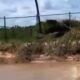 Denúncia revela construção de cerca em área de praia no Litoral Norte da Bahia; prefeitura responde.