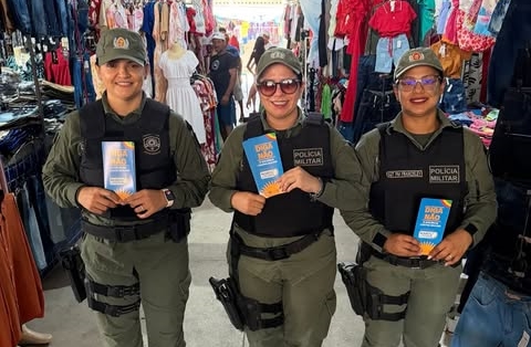 Patrulha Maria da Penha realiza evento de conscientização na feira livre de Petrolândia/PE em celebração aos 21 Dias de Ativismo pelo Fim da Violência contra as Mulheres.