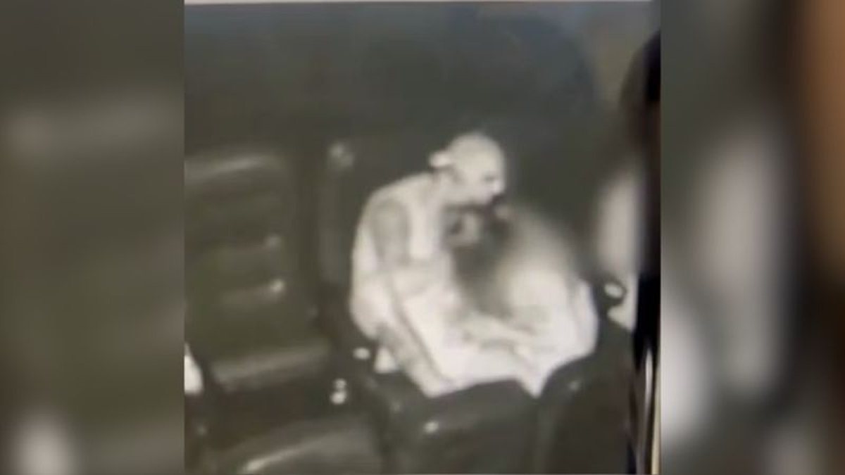 Jovem gestante é atacada e mordeida pelo namorado em cinema.