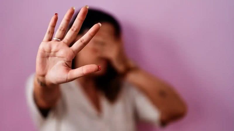 Mulher é atacada pelo parceiro enquanto segurava o filho de 5 meses nos braços.