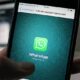 Zelador se disfarça em perfil secreto e intimida residentes de condomínio em grupo do WhatsApp.