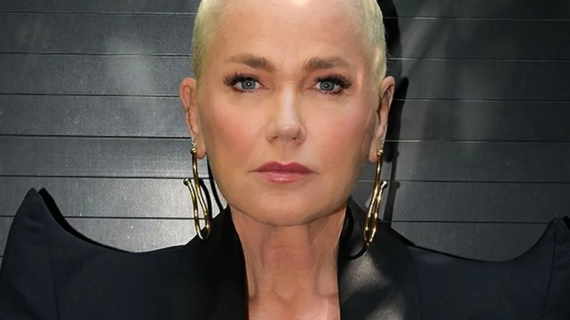 Compreenda a condição que levou Xuxa a se submeter a uma cirurgia.