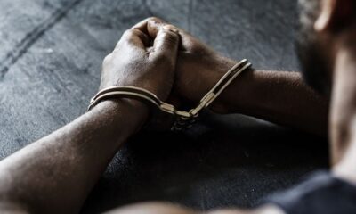 reescreva este título em outras palavras e retire o nome petrolândia notícias:Petrolândia Notícias | Mandado de prisão é cumprido dentro da Cadeia Pública de Petrolândia durante ação da PM