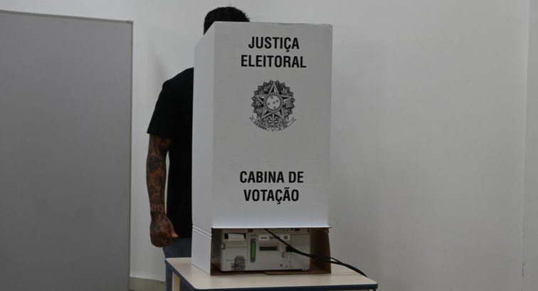 Histórico: Pela 1ª vez na era da urna eletrônica, Brasil estende horário de votação nacional